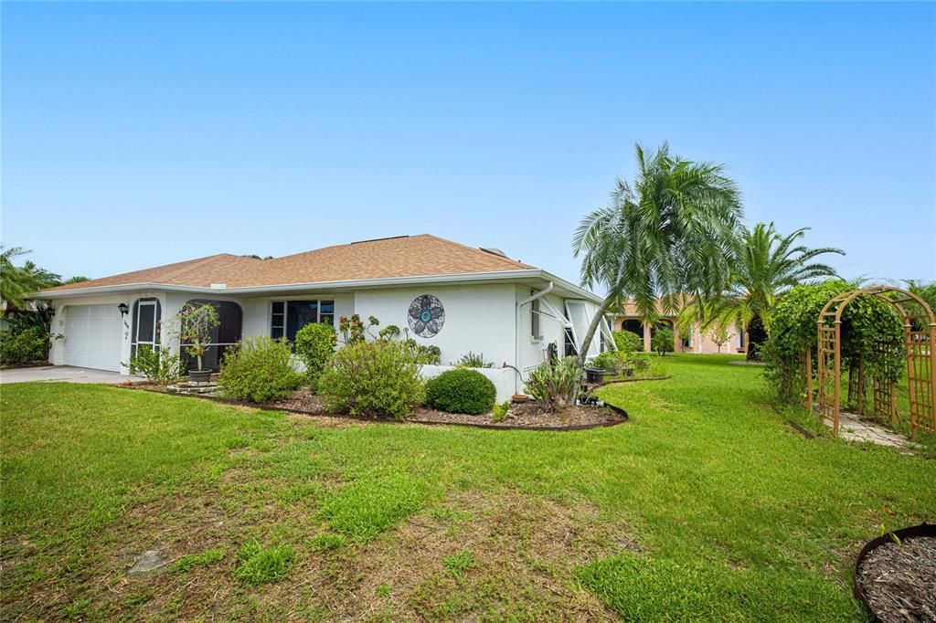 Active With Contract: $279,000 (3 beds, 2 baths, 1842 Square Feet)