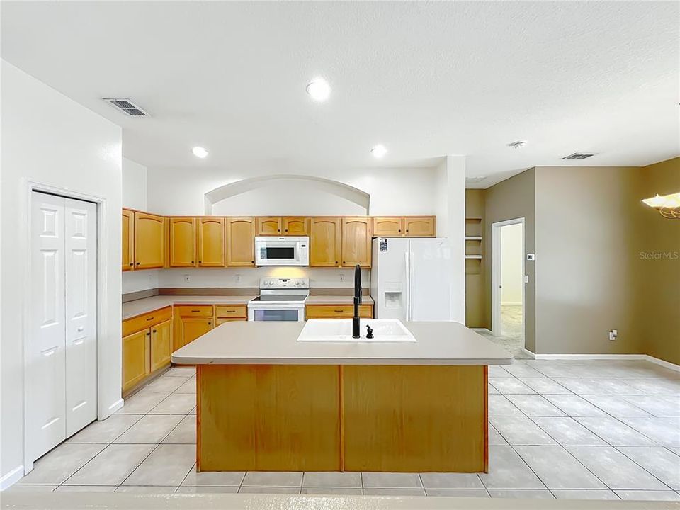 En Venta: $539,000 (3 camas, 2 baños, 1955 Pies cuadrados)