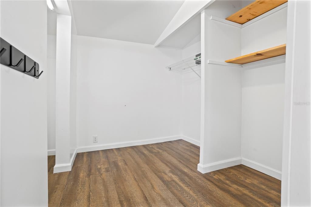 For Sale: $320,250 (2 beds, 1 baths, 861 Square Feet)