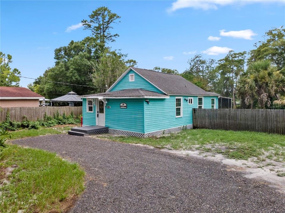 For Sale: $320,250 (2 beds, 1 baths, 861 Square Feet)