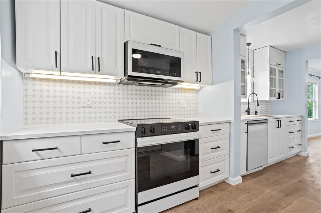 For Sale: $320,250 (2 beds, 1 baths, 861 Square Feet)