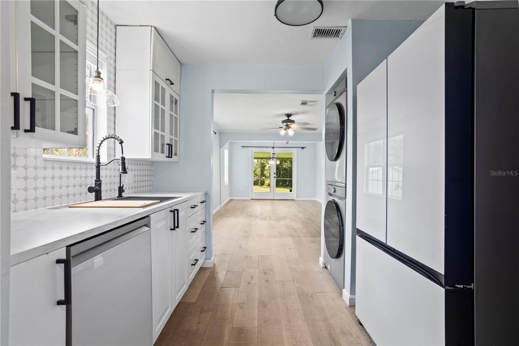 For Sale: $320,250 (2 beds, 1 baths, 861 Square Feet)