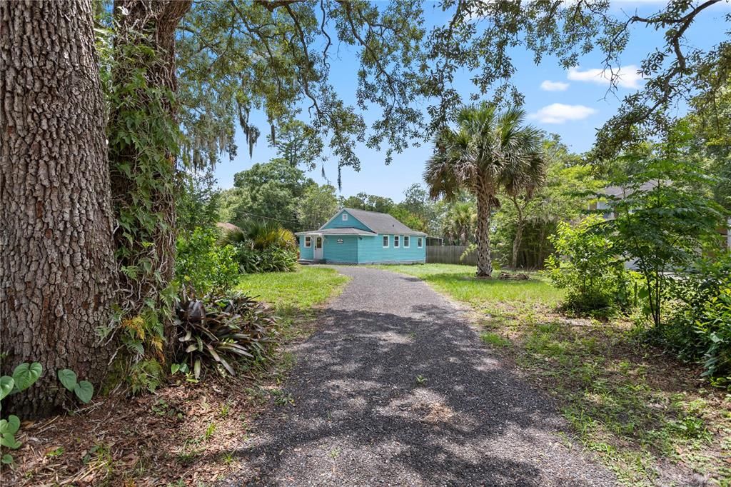 For Sale: $320,250 (2 beds, 1 baths, 861 Square Feet)