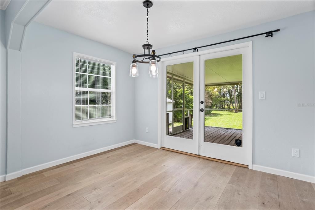 For Sale: $320,250 (2 beds, 1 baths, 861 Square Feet)
