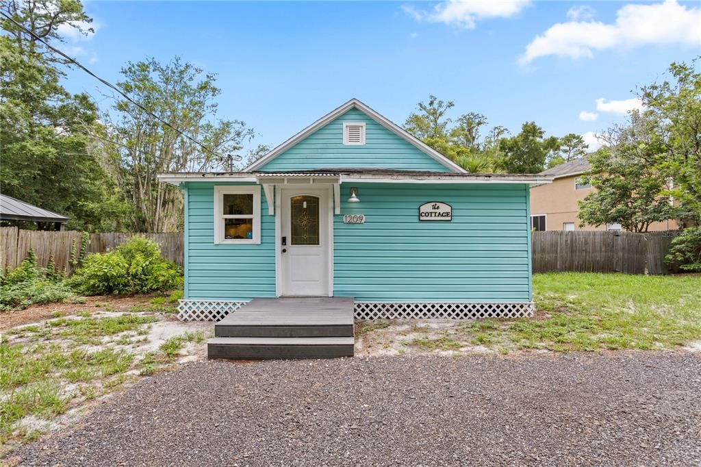 For Sale: $320,250 (2 beds, 1 baths, 861 Square Feet)