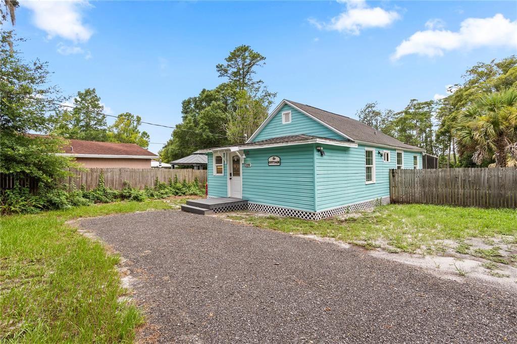 For Sale: $320,250 (2 beds, 1 baths, 861 Square Feet)