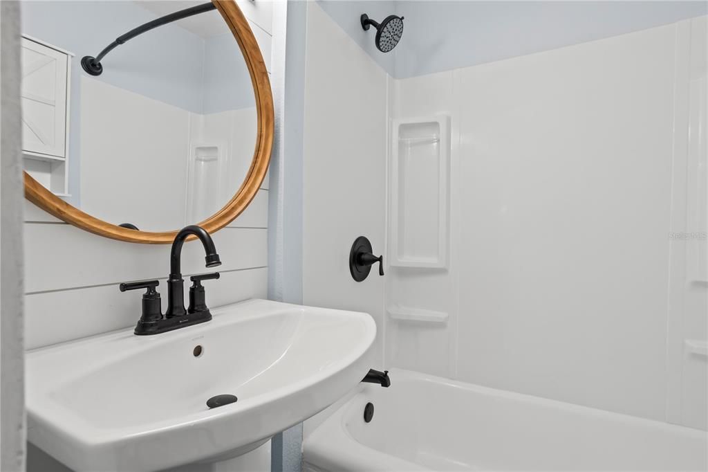 For Sale: $320,250 (2 beds, 1 baths, 861 Square Feet)