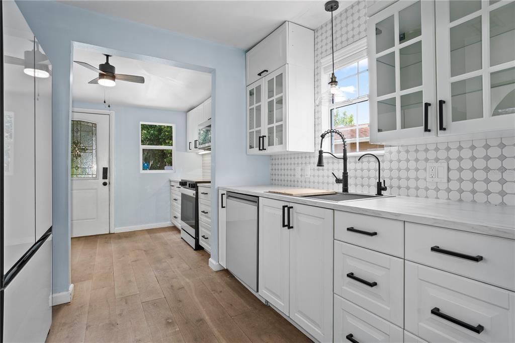 For Sale: $320,250 (2 beds, 1 baths, 861 Square Feet)