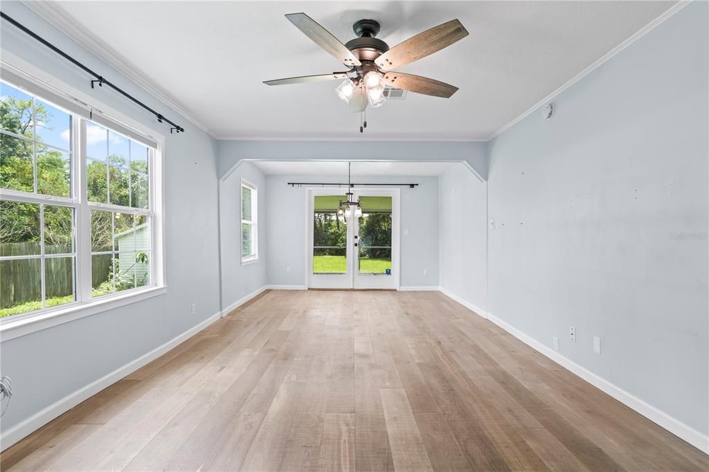 For Sale: $320,250 (2 beds, 1 baths, 861 Square Feet)