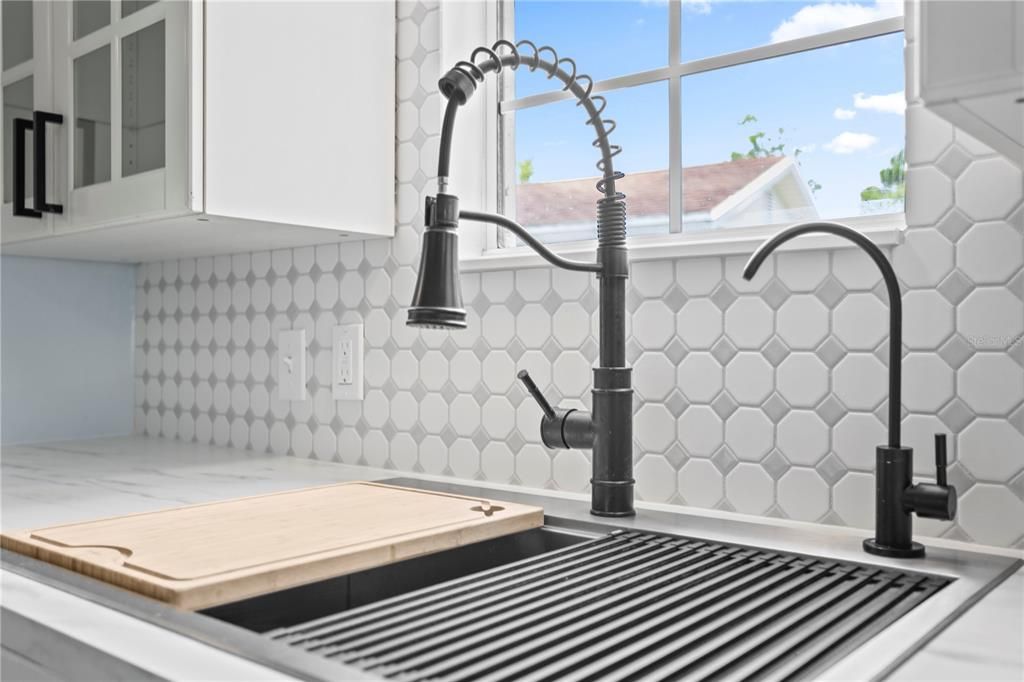 For Sale: $320,250 (2 beds, 1 baths, 861 Square Feet)