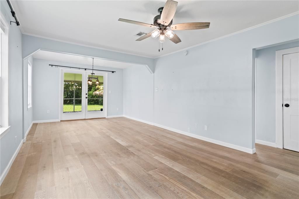 For Sale: $320,250 (2 beds, 1 baths, 861 Square Feet)