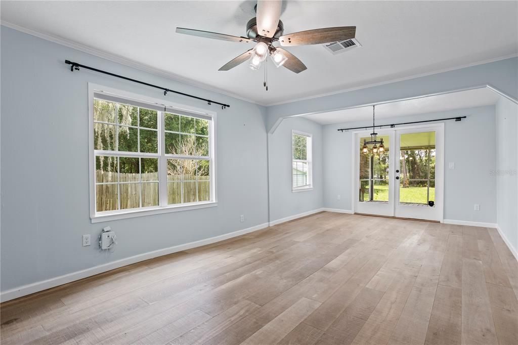 For Sale: $320,250 (2 beds, 1 baths, 861 Square Feet)