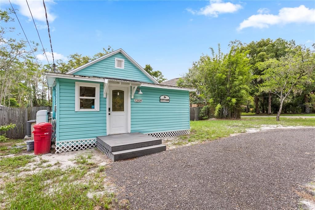 For Sale: $320,250 (2 beds, 1 baths, 861 Square Feet)
