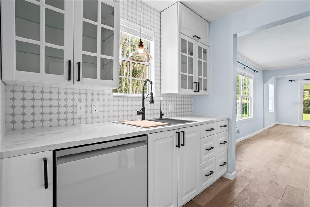 For Sale: $320,250 (2 beds, 1 baths, 861 Square Feet)