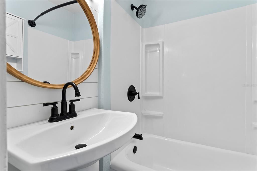 For Sale: $320,250 (2 beds, 1 baths, 861 Square Feet)