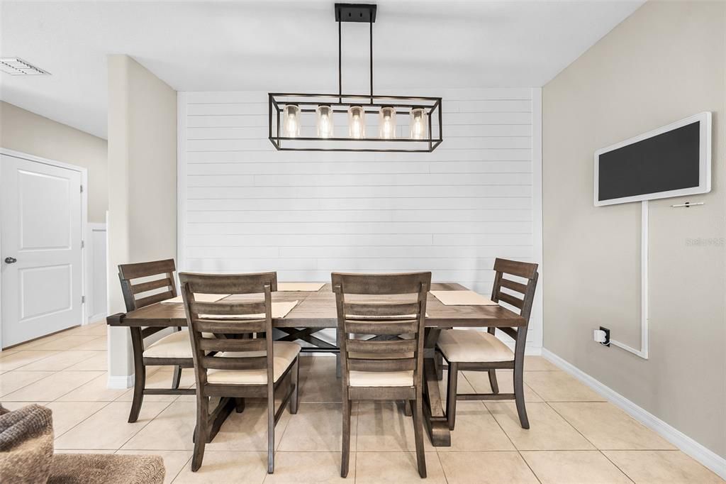 En Venta: $449,000 (5 camas, 2 baños, 2215 Pies cuadrados)