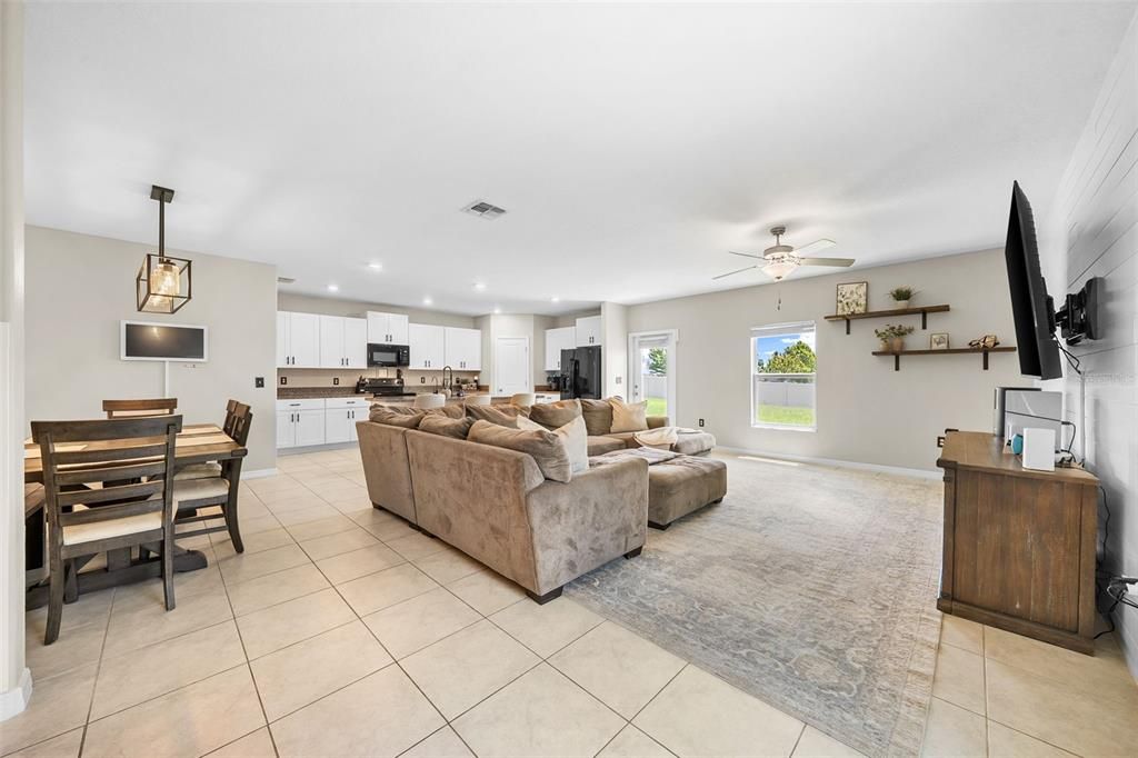 En Venta: $449,000 (5 camas, 2 baños, 2215 Pies cuadrados)
