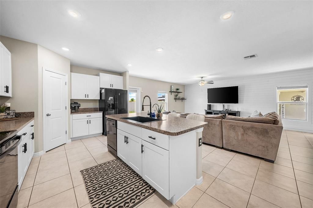 En Venta: $449,000 (5 camas, 2 baños, 2215 Pies cuadrados)