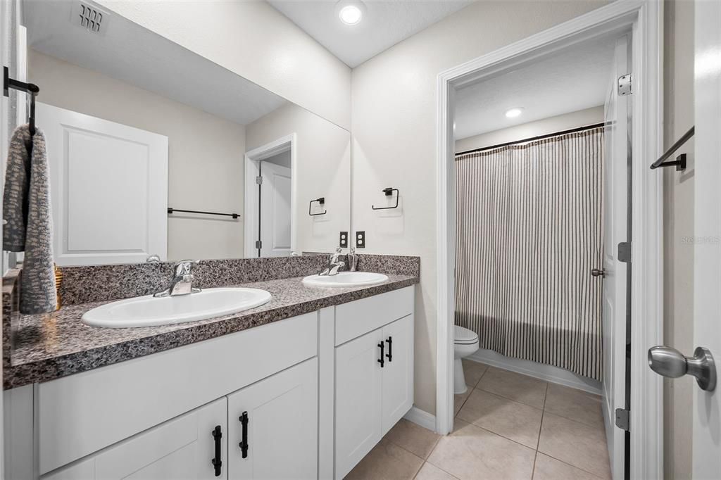 En Venta: $449,000 (5 camas, 2 baños, 2215 Pies cuadrados)