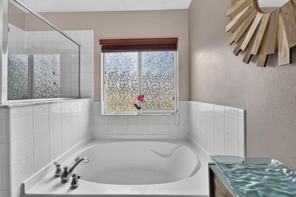 For Sale: $239,000 (2 beds, 2 baths, 1364 Square Feet)