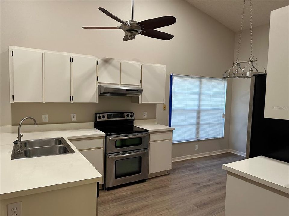 For Sale: $350,000 (3 beds, 2 baths, 1595 Square Feet)