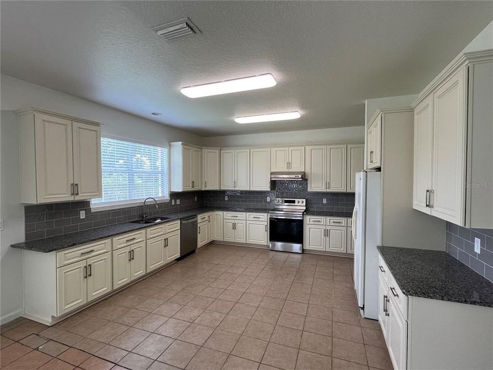 For Rent: $3,400 (5 beds, 3 baths, 3456 Square Feet)