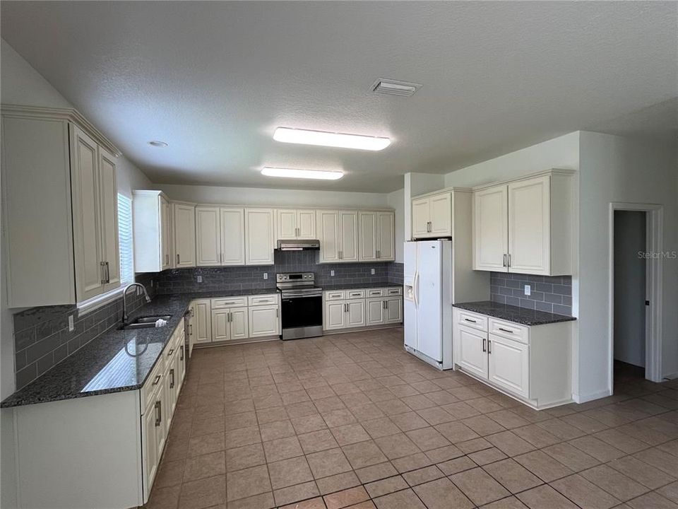 For Rent: $3,400 (5 beds, 3 baths, 3456 Square Feet)
