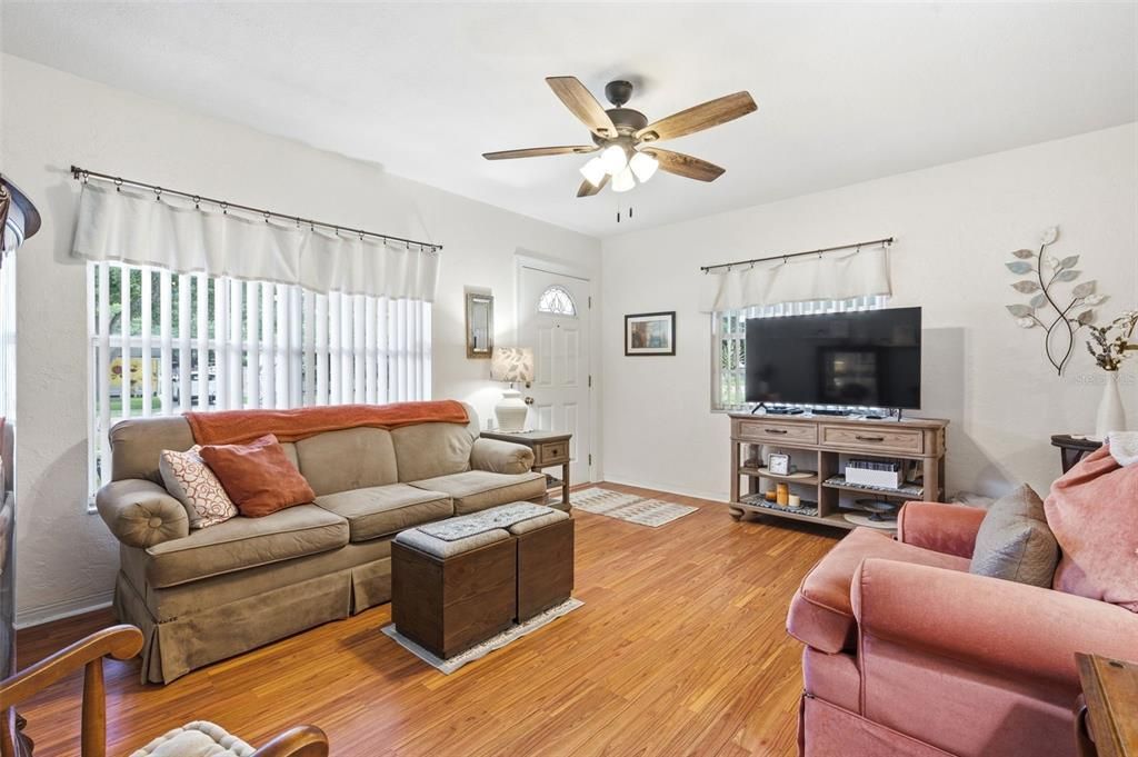 Activo con contrato: $269,900 (2 camas, 1 baños, 1027 Pies cuadrados)