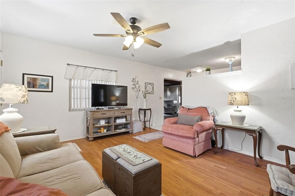 Activo con contrato: $269,900 (2 camas, 1 baños, 1027 Pies cuadrados)