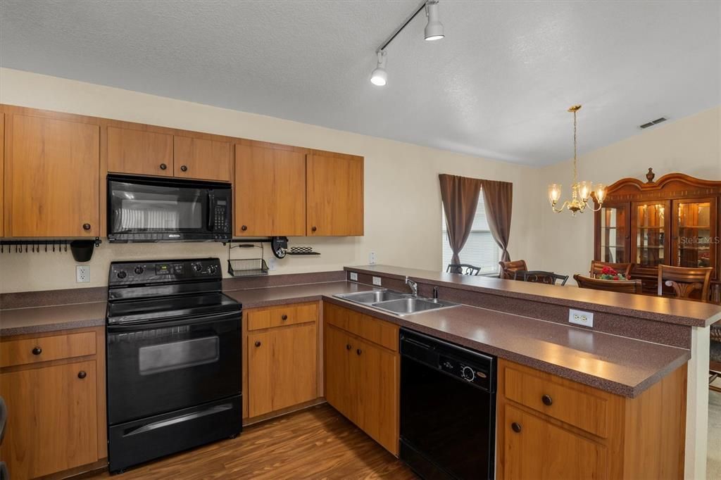 For Sale: $310,000 (3 beds, 2 baths, 1575 Square Feet)