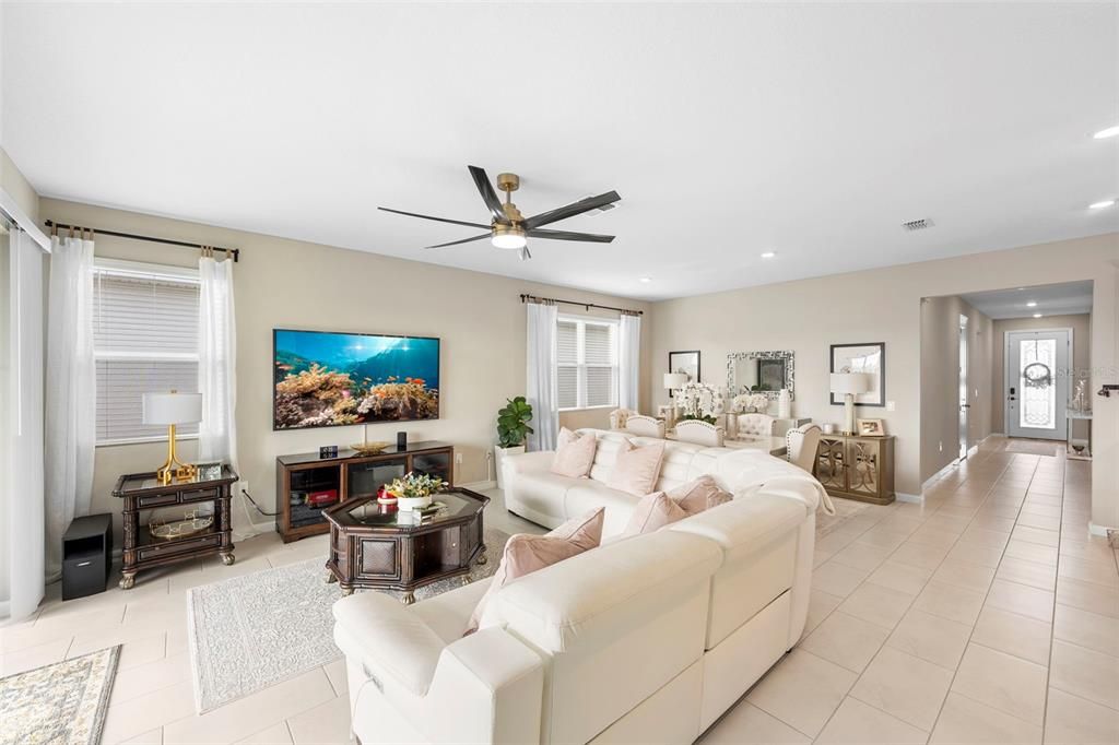 For Sale: $324,900 (4 beds, 3 baths, 2075 Square Feet)