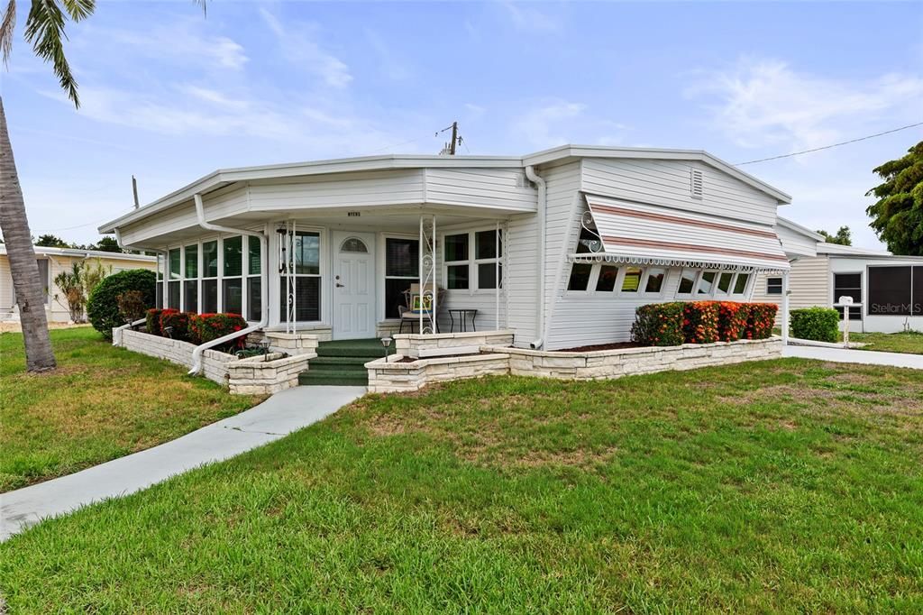 For Sale: $158,900 (2 beds, 2 baths, 920 Square Feet)