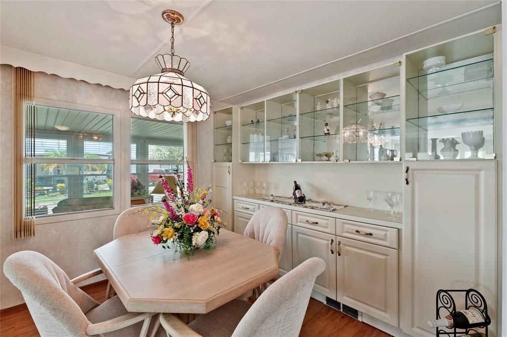 For Sale: $158,900 (2 beds, 2 baths, 920 Square Feet)