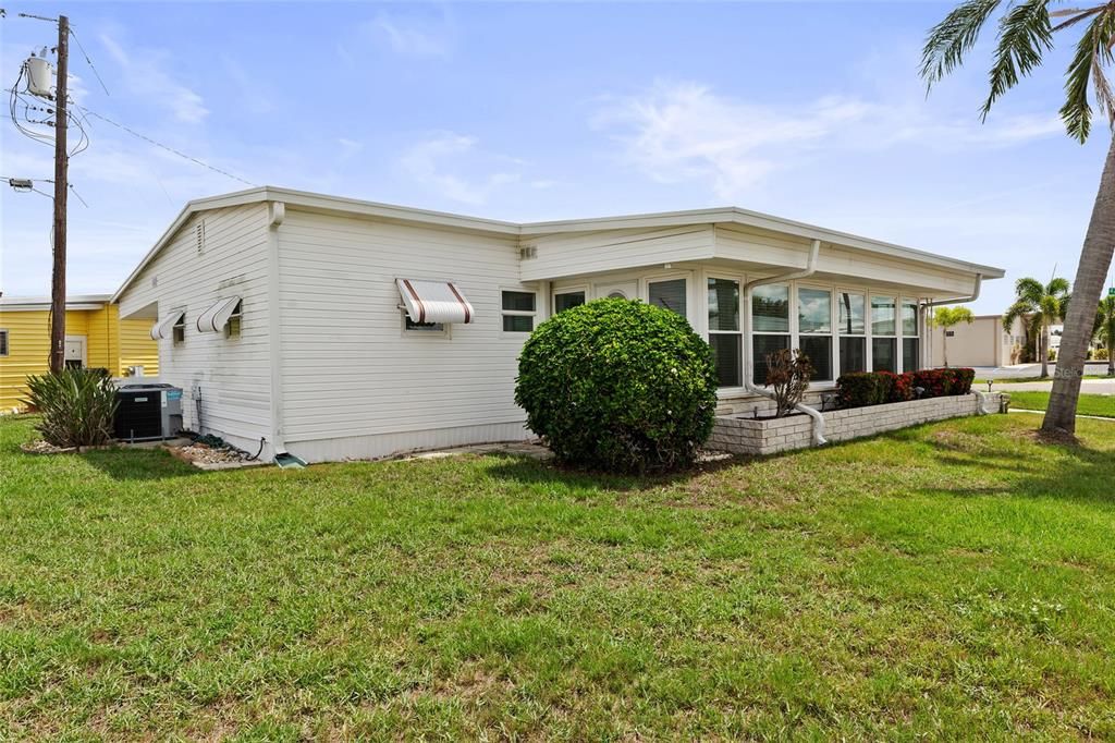 For Sale: $158,900 (2 beds, 2 baths, 920 Square Feet)
