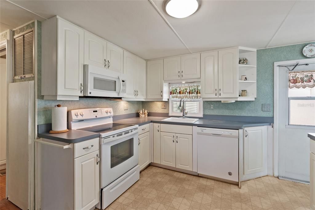 For Sale: $158,900 (2 beds, 2 baths, 920 Square Feet)