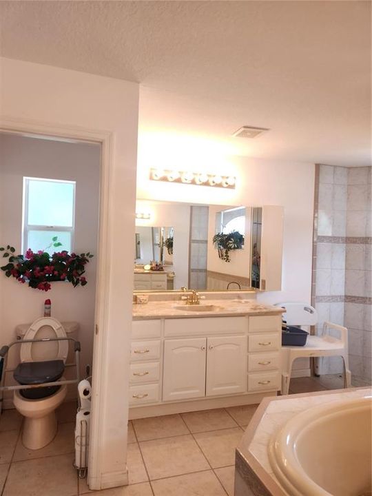 For Sale: $409,000 (3 beds, 3 baths, 2356 Square Feet)