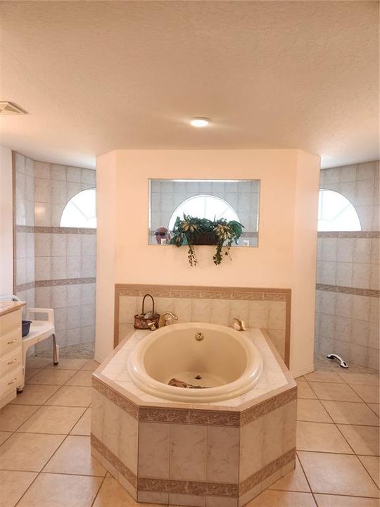 For Sale: $409,000 (3 beds, 3 baths, 2356 Square Feet)