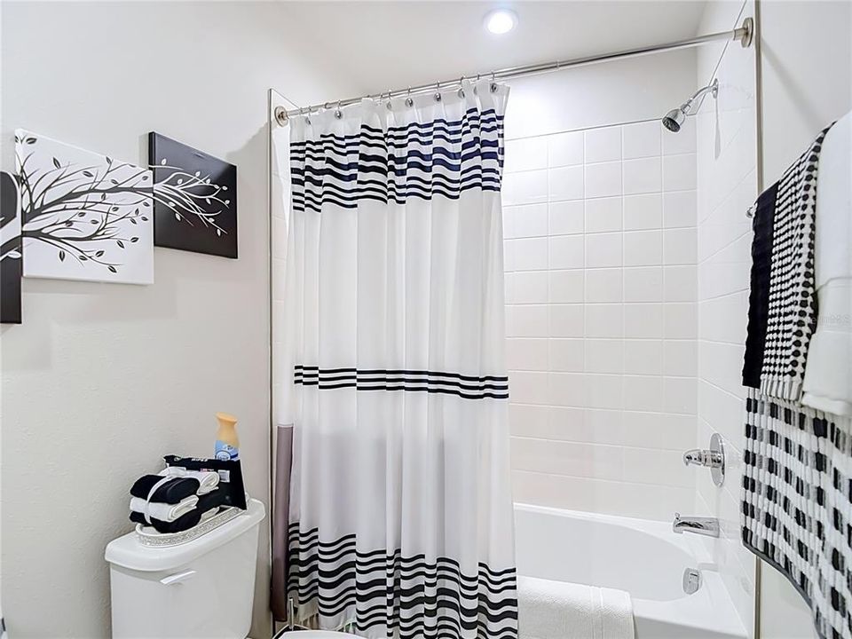 На продажу: $299,900 (3 спален, 2 ванн, 1632 Квадратных фут)