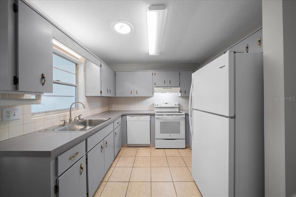 For Sale: $139,900 (2 beds, 2 baths, 1179 Square Feet)