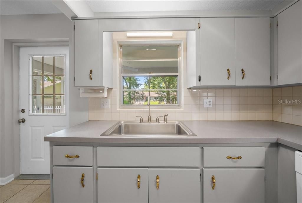 For Sale: $139,900 (2 beds, 2 baths, 1179 Square Feet)