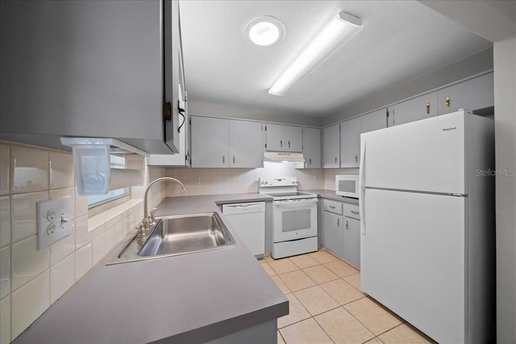 For Sale: $139,900 (2 beds, 2 baths, 1179 Square Feet)