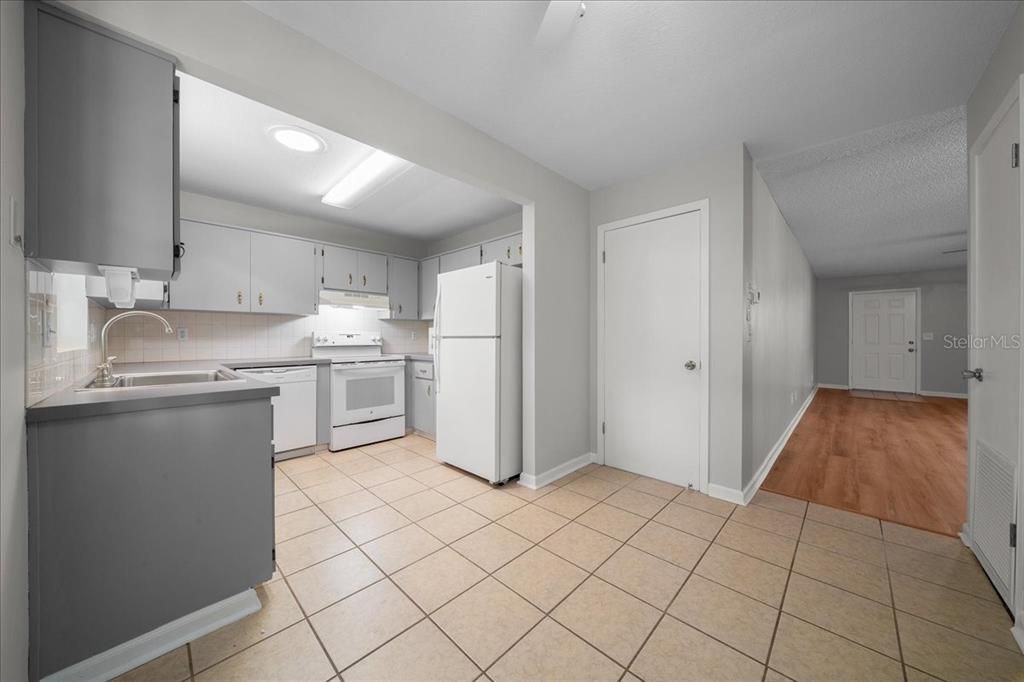 For Sale: $139,900 (2 beds, 2 baths, 1179 Square Feet)