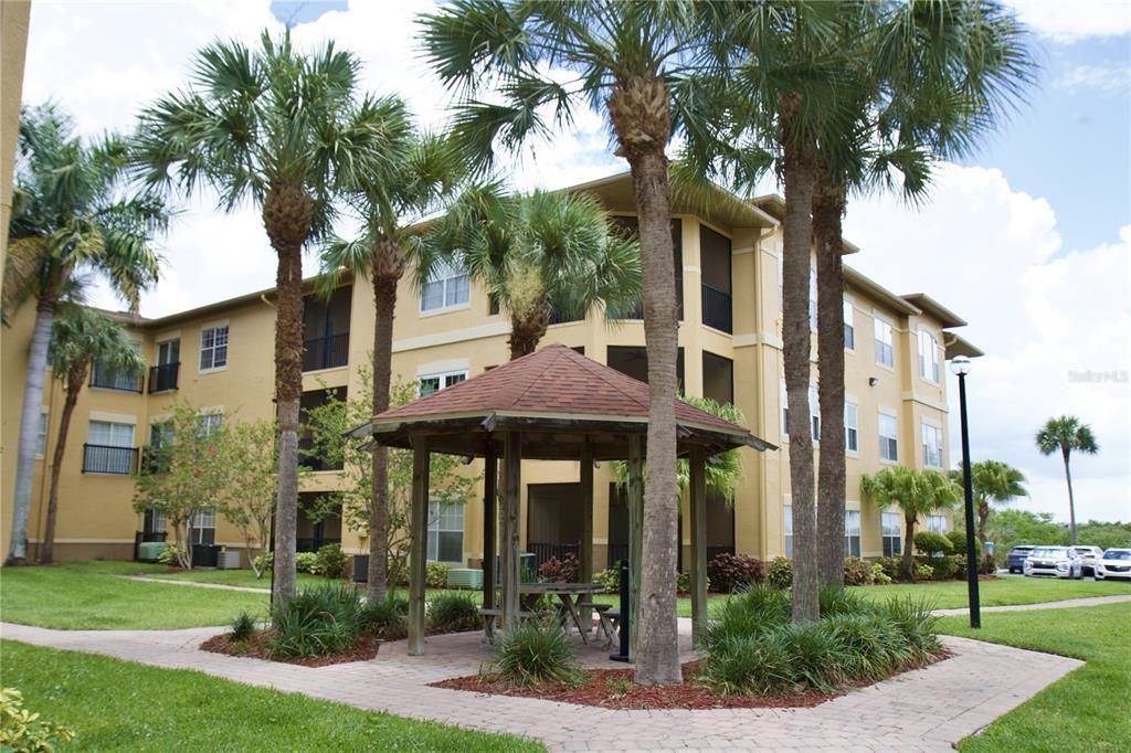 For Sale: $175,900 (1 beds, 1 baths, 656 Square Feet)