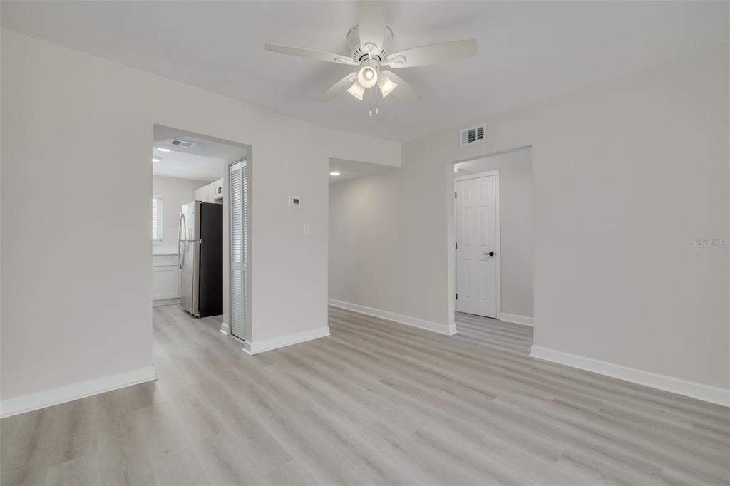 For Sale: $179,900 (2 beds, 1 baths, 1015 Square Feet)