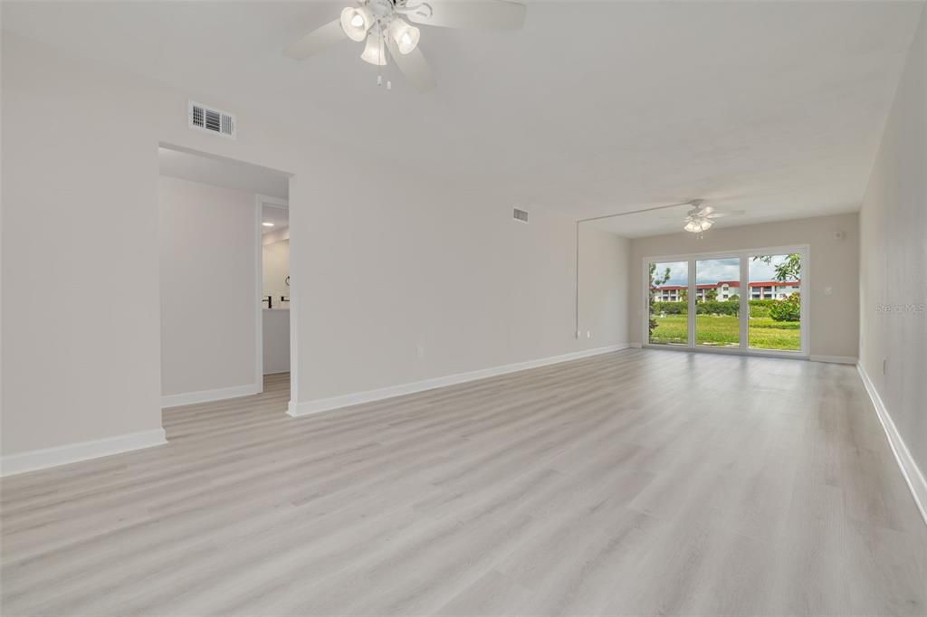 For Sale: $179,900 (2 beds, 1 baths, 1015 Square Feet)