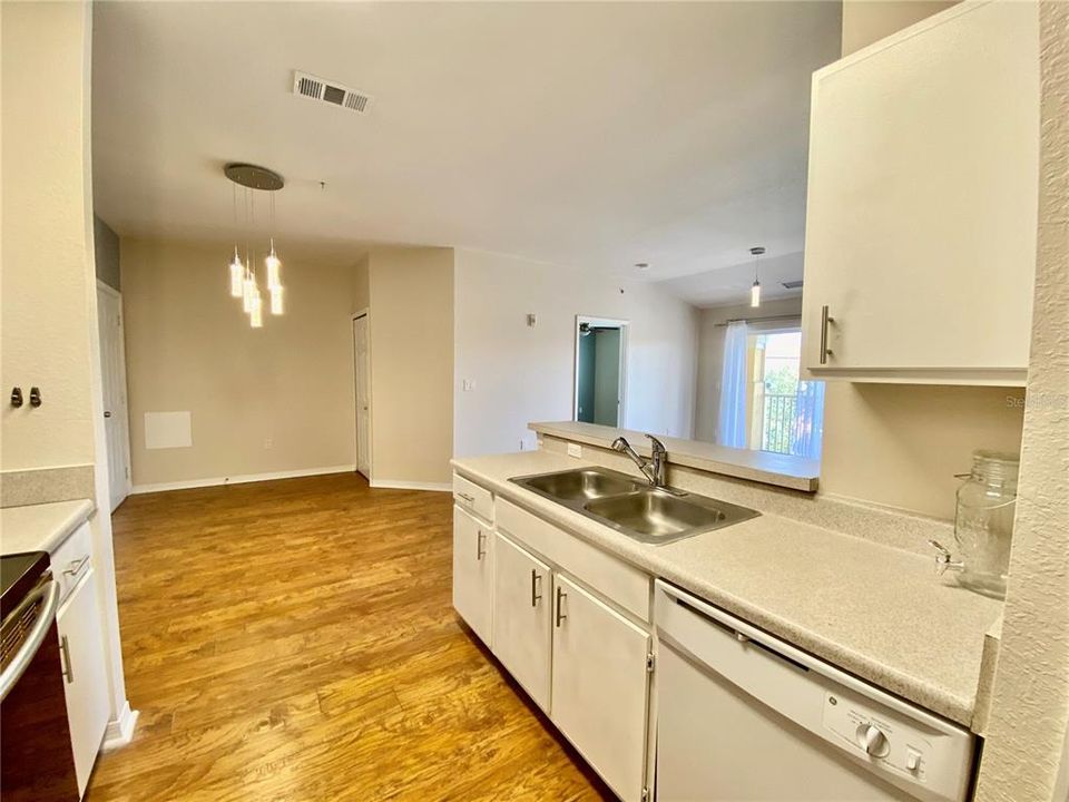For Rent: $1,800 (2 beds, 2 baths, 1004 Square Feet)
