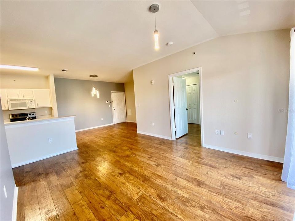 For Rent: $1,800 (2 beds, 2 baths, 1004 Square Feet)