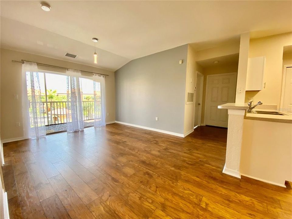 For Rent: $1,800 (2 beds, 2 baths, 1004 Square Feet)