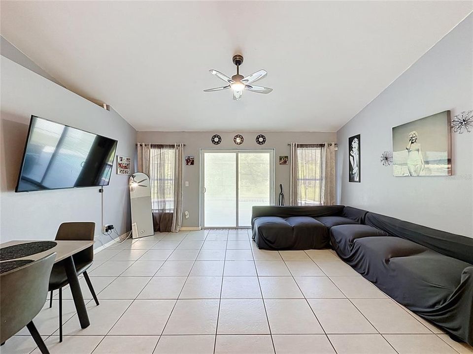 En Venta: $334,999 (3 camas, 2 baños, 1239 Pies cuadrados)