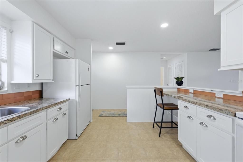 На продажу: $159,900 (2 спален, 2 ванн, 1258 Квадратных фут)